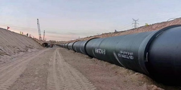 Large-diameter ductile iron pipe lifting operation showing the impact of pipe weight on crane selection